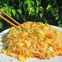 Fideos chinos fritos con tres delicias